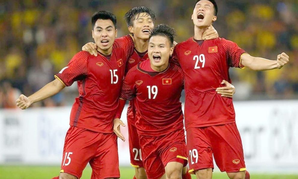 Cầu thủ đầu tiên của Việt Nam 3 lần nhận Huân chương lao động: Lương cao nhất nhì V-League, nhận 'lót tay' lên đến 10 tỷ đồng