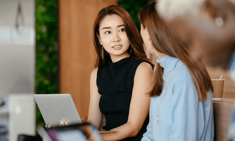 Sếp bất ngờ khen ‘‘Bạn làm việc tốt lắm’’, người EQ cao không đáp ‘‘cảm ơn’’ hay ‘‘không có gì’’, mà chiếm cảm tình nhờ câu nói cực đơn giản này 