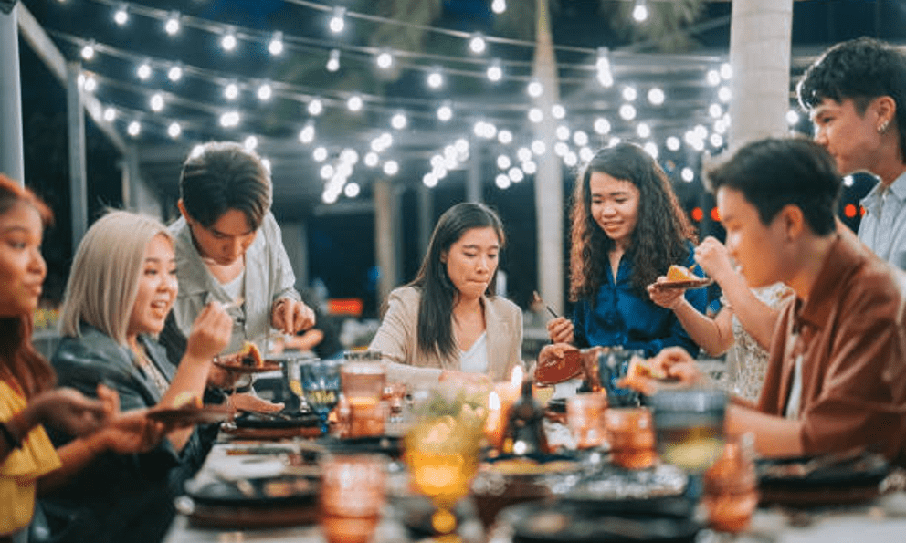 Mời 17 đồng nghiệp đi ăn buffet mừng thăng chức, hóa đơn hết hơn 50 triệu đồng, người phụ nữ liền báo cảnh sát vì 