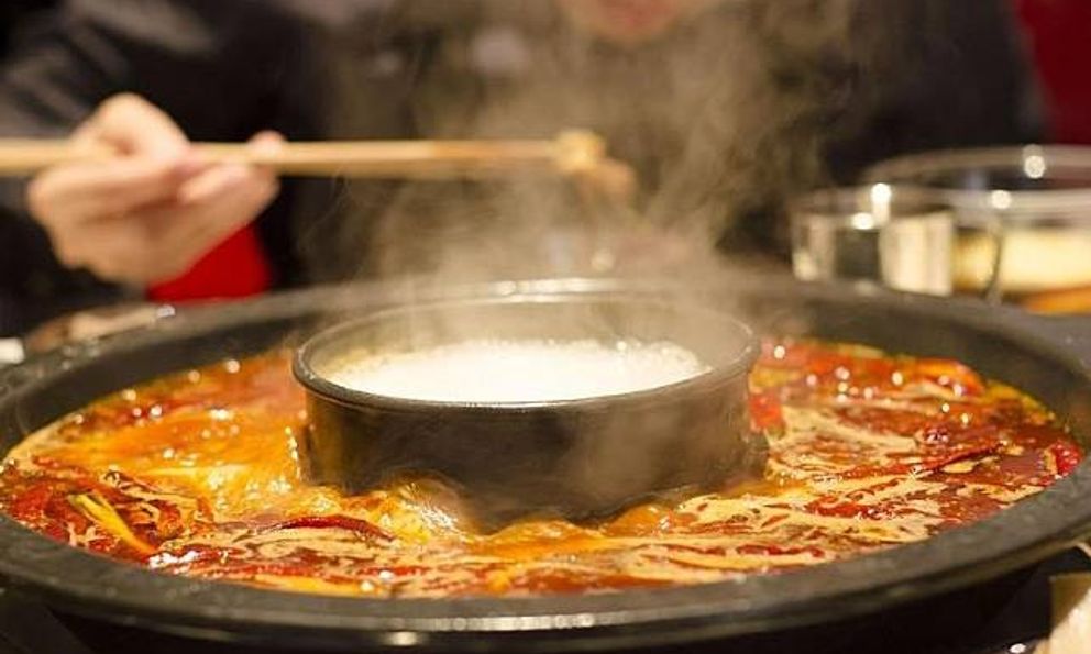 Ăn lẩu tất niên tại nhà, cả gia đình 6 người gặp nạn: Hóa ra đang ngồi cạnh quả bom nổ chậm mà không hề hay biết 