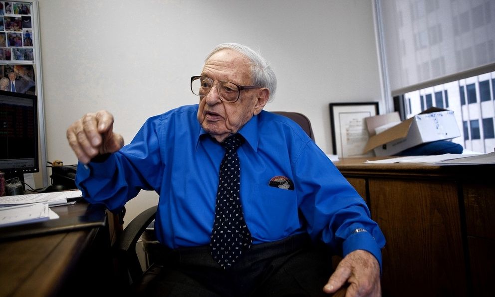 Cụ ông 110 tuổi đầu tư chứng khoán 90 năm không lỗ tiết lộ bí quyết độc đáo: Không bao giờ vay tiền và không bao giờ mất tiền