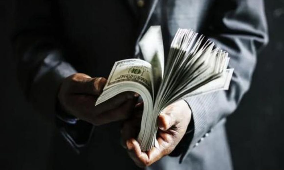 Trái ngược: 3 KHOẢN TIỀN người dư giả thường dè dặt, nhưng người nghèo lại tiêu xài phung phí