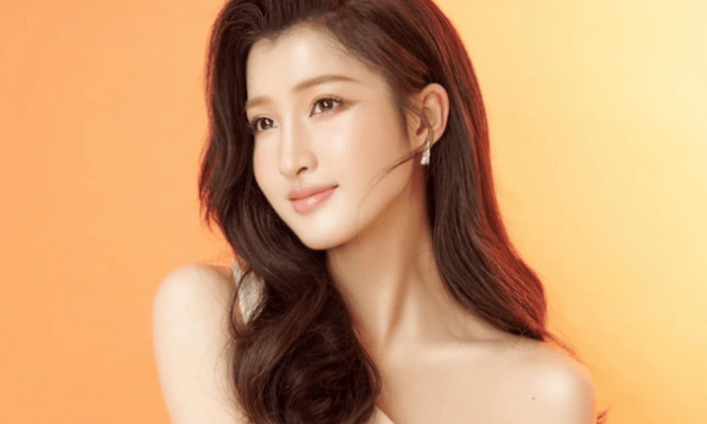 Á hậu Phương Nhi là ai?