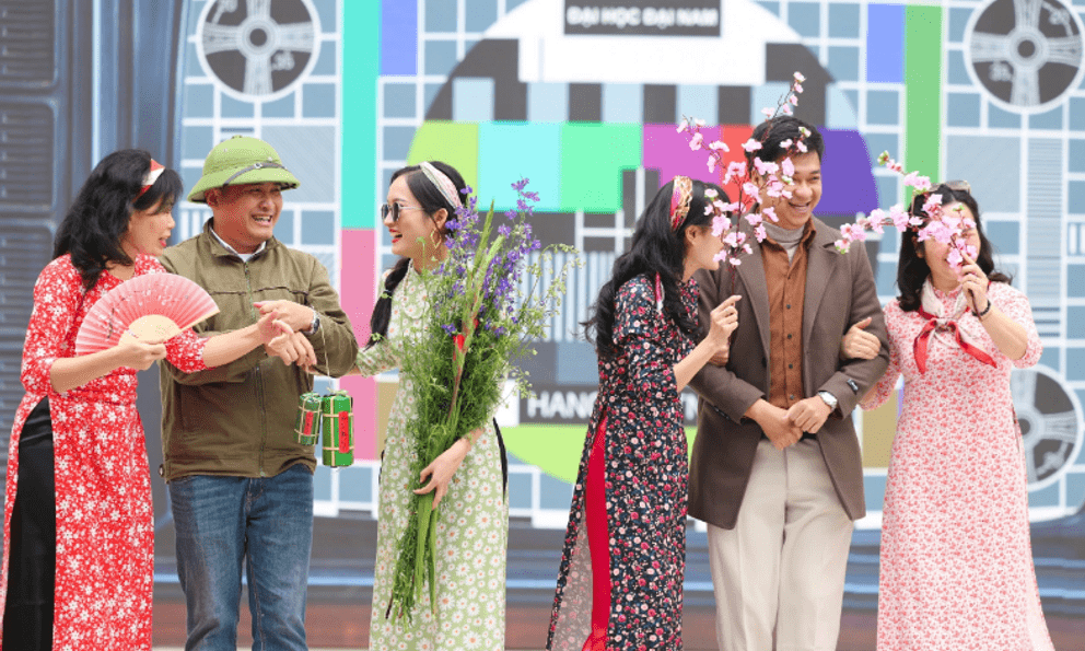 Giới trẻ xếp hàng check-in tại 1 không gian mang đậm chất Tết thời bao cấp: Ngược dòng thời gian, giữ hồn Tết Việt