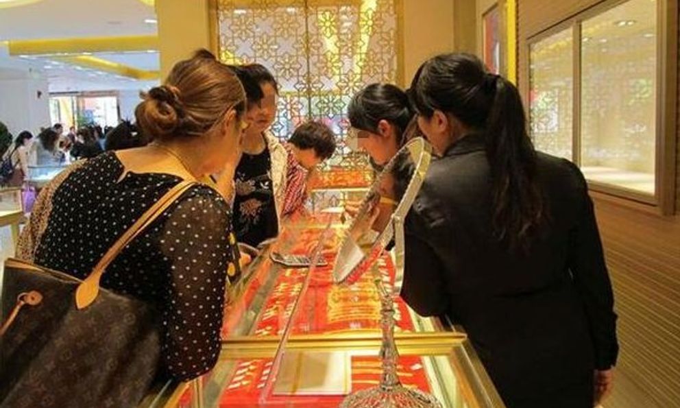 Người phụ nữ mua chiếc nhẫn vàng 7,5 triệu đồng, vừa đeo thử nhân viên cửa hàng yêu cầu bồi thường: Toà án khẳng định đã làm đúng luật  