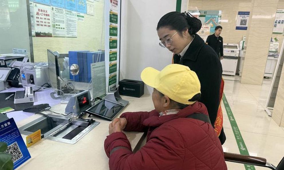 Cụ bà gửi tiết kiệm 350 triệu đồng, sau 10 năm không được lãi, lại chỉ còn 1/2 số tiền: Ngân hàng khẳng định chúng tôi trừ tiền phí dịch vụ 