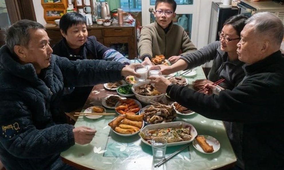 Bố mẹ không còn, tôi mời 4 người em đến nhà sum họp Tết nhưng không ai đồng ý đến: Biết lý do mà vui đến ngỡ ngàng