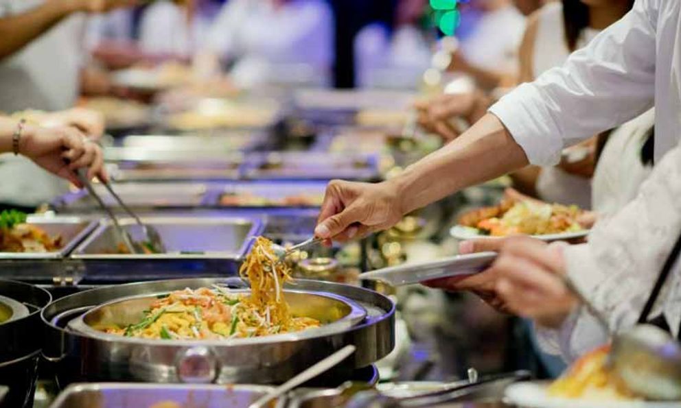 Khách mua 1 suất buffet 120.000 đồng cho 3 người, bị nhà hàng nhắc nhở liền phản ứng: “Chúng tôi sợ lãng phí đồ ăn”
