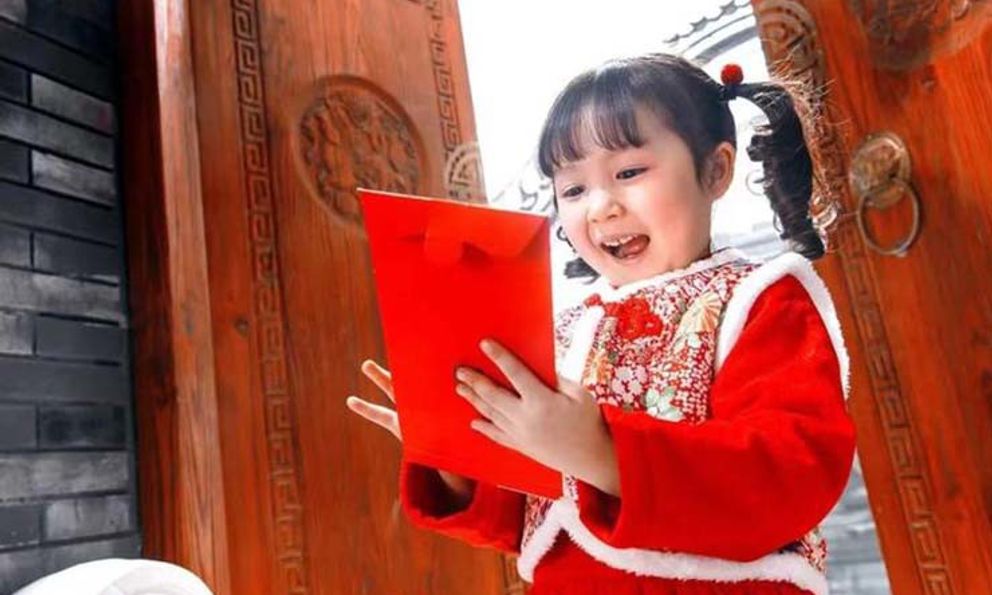 Cặp vợ chồng ly hôn, đòi phân chia 170 triệu đồng tiền lì xì của 2 con, tòa án phán quyết: Không ai có quyền