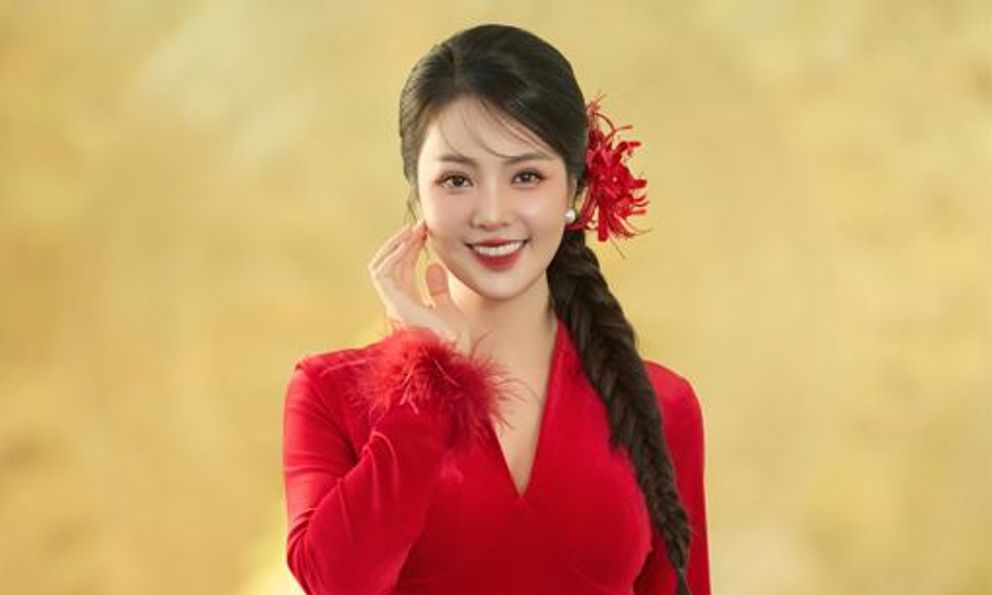 Á hậu Thuỵ Vân khoe dáng thon thả khi làm MC chương trình Tết, tiết lộ bí quyết để ngày càng đẹp bất chấp thời gian
