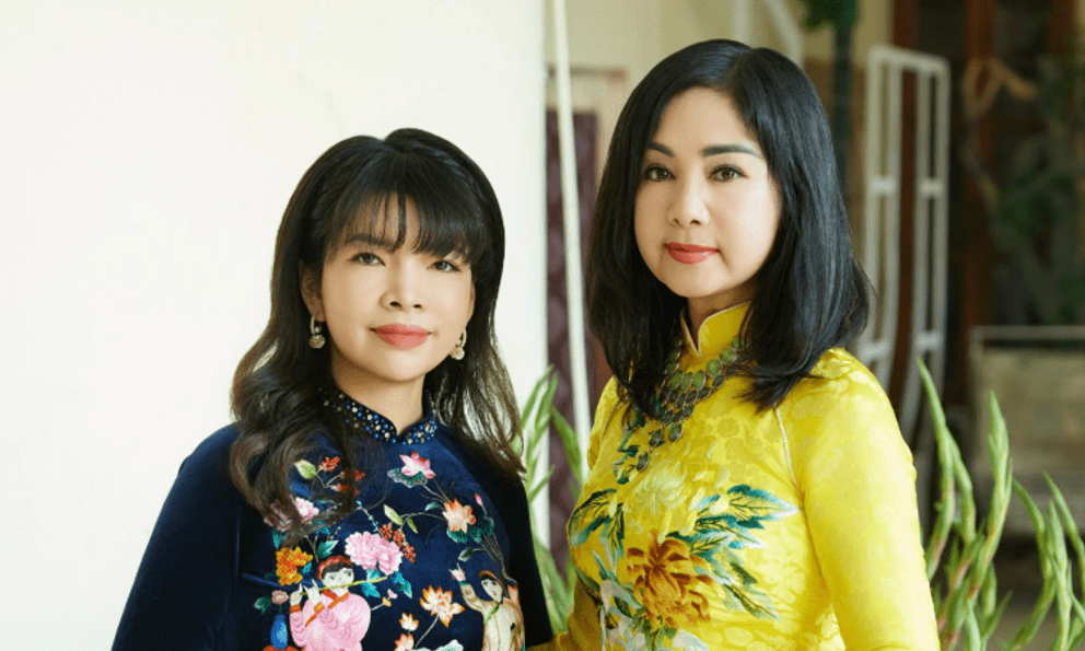 NSND Thu Hà cùng 35 “chị đẹp” của Nhà hát Kịch Hà Nội khoe sắc với áo dài thêu thủ công của NTK Ngọc Lan