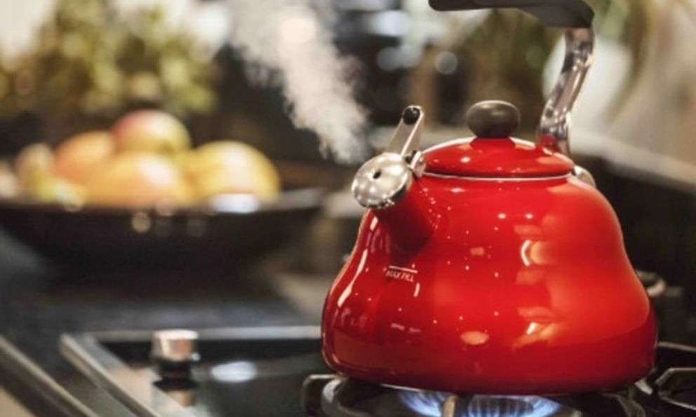 Uống nước đun sôi để nguội hay nước đóng chai tốt cho sức khỏe hơn: 2 nghiên cứu hé lộ câu trả lời khiến bạn bất ngờ