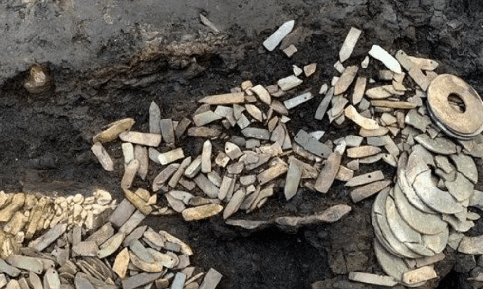 Đám trẻ phát hiện 1 “thanh sắt gỉ”, chuyên gia lập tức yêu cầu phong tỏa cả ngọn núi: Kho báu 2.700 năm tuổi được tìm thấy sau 90 ngày đêm khai quật