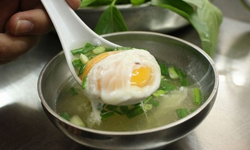 Ăn trứng chần có làm giảm nồng độ cồn trong máu? Trang Thông tin chính phủ khẳng định: Chỉ là biện pháp mang tính tâm lý