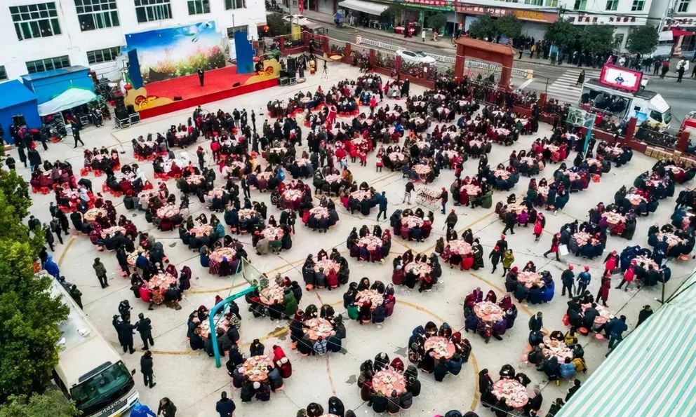 Ngôi làng nghèo bỗng nhiên mở tiệc Tết linh đình nhiều ngày liền, có người nhận lì xì 200 triệu đồng: Nguyên nhân không ai ngờ đến