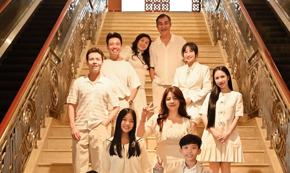 Minh Nhựa đăng ảnh đại gia đình khai xuân, 1 chi tiết về vợ chồng ông trùm Nhựa Long Thành gây chú ý