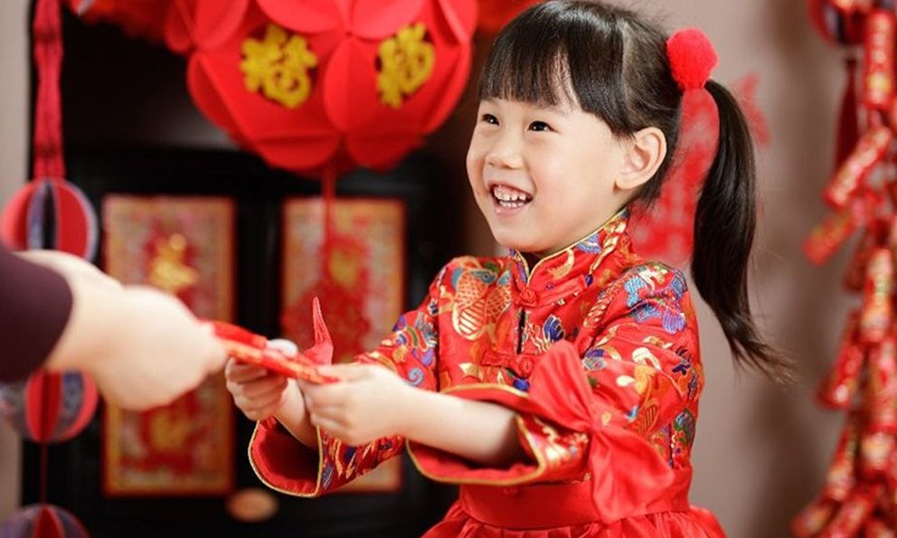 Khách tới chơi mừng tuổi con trai 1 triệu đồng, tôi có nên lì xì lại 1 triệu cho 3 đứa con của họ