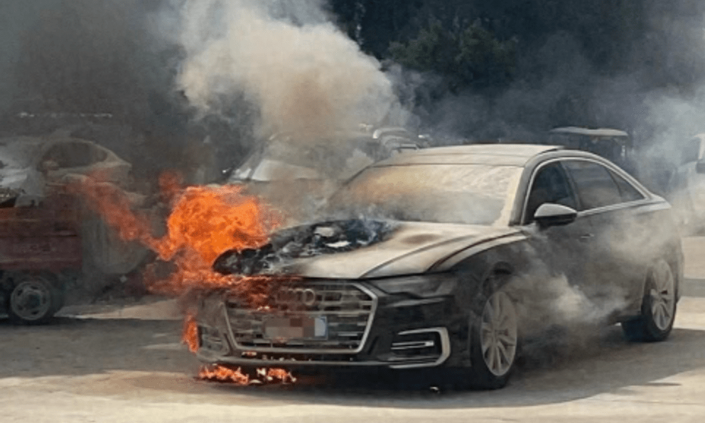 Người đàn ông có ô tô bị sét đánh gây hư hỏng, liên hệ tới công ty bảo hiểm thì được thông báo: Chúng tôi không bồi thường! 