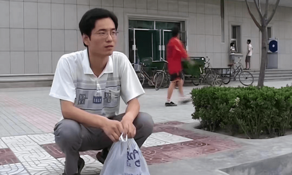Cha nghèo bán hết tài sản, vay mượn để con học ĐH, con ra trường lương tháng 2 triệu đồng: Sai lầm khiến nhiều phụ huynh giật mình