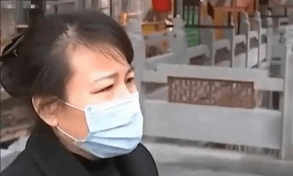 Gửi hơn 10 tỷ đồng vào ngân hàng với lãi suất 5,6%/năm, 1 năm sau, người phụ nữ đi rút tiền thì được thông báo: 