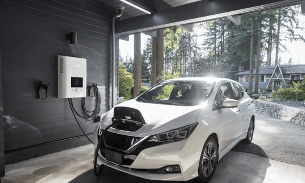 Người đàn ông chi 870 triệu đồng mua xe điện Trung Quốc, đang sạc thì xe tự bốc cháy do nước tràn vào khoang động cơ, showroom tuyên bố: 