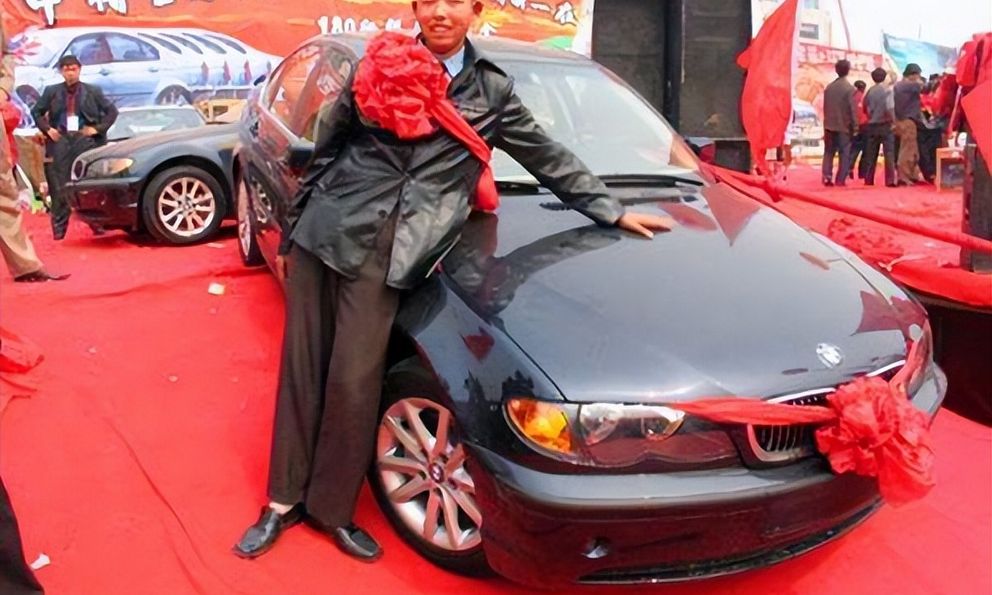 Thanh niên 17 tuổi trúng giải độc đắc xe BMW nhưng khi nhận thưởng trung tâm xổ số khẳng định: “Anh là kẻ lừa đảo”