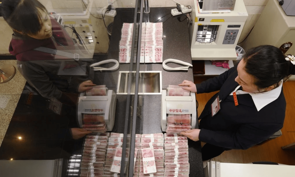 Người phụ nữ gửi 200 triệu đồng vào tài khoản, hôm sau 30 triệu “bốc hơi”, ngân hàng khẳng định: “Muốn không bị trừ tiền phải gửi thêm 1,5 tỷ đồng”
