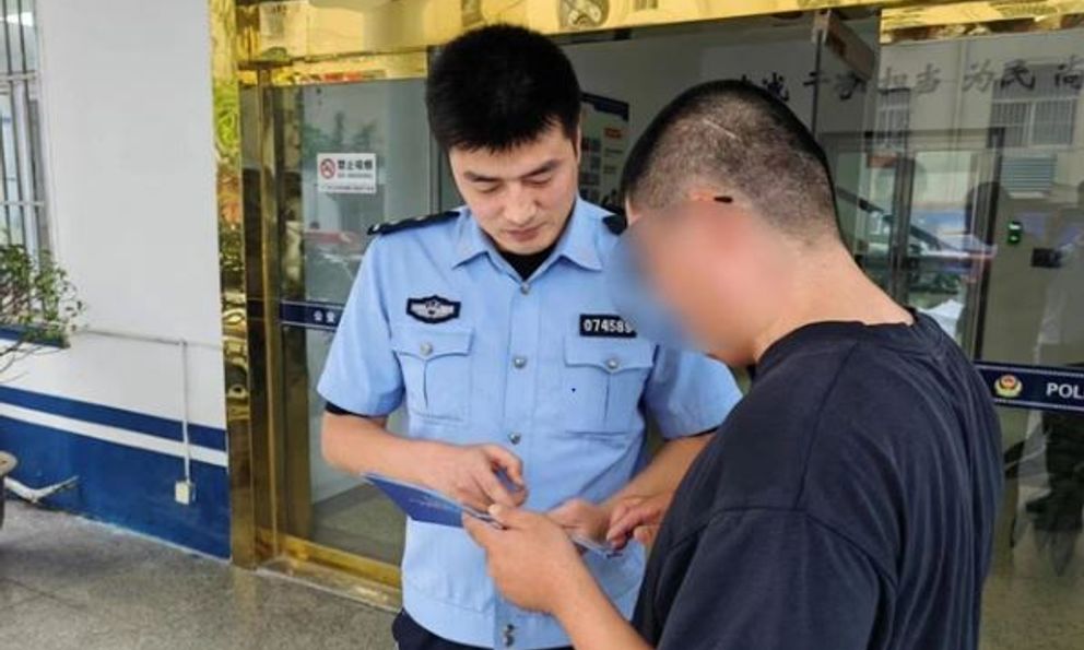 Mua xe điện hết 281 triệu đồng, người phụ nữ chuyển khoản nhầm thành 386 triệu, chủ cửa hàng vui vẻ trả lại tiền thừa nhưng đến chiều phải báo cảnh sát gấp