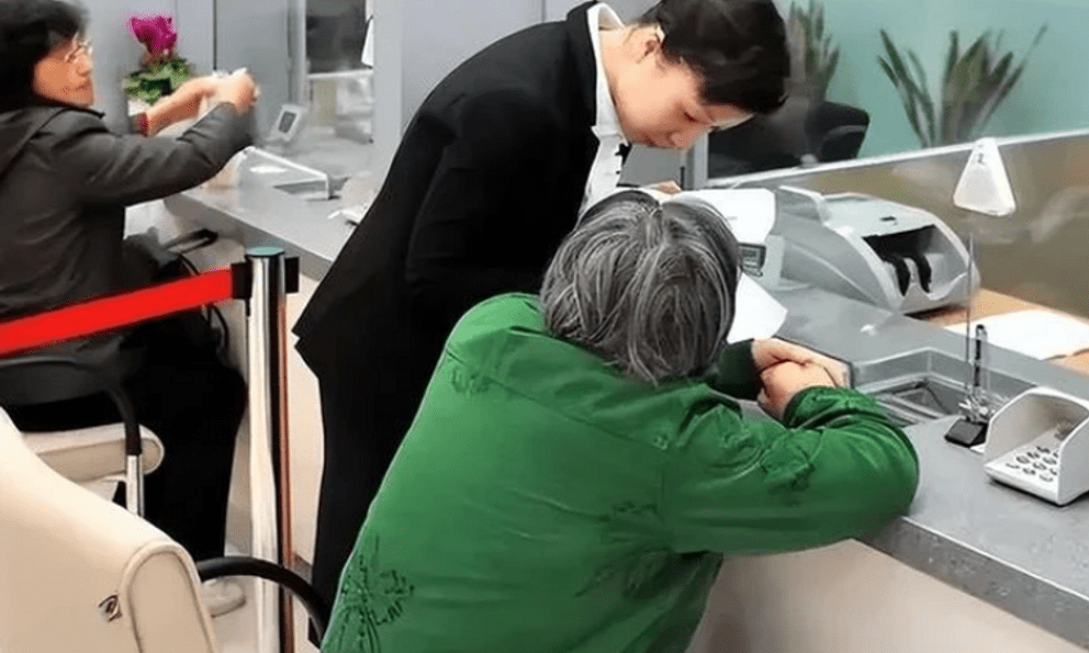 Cụ bà sáng gửi tiết kiệm 192 triệu đồng, đến chiều phát hiện tiền được chuyển đi mua bảo hiểm, cơ quan chức năng tuyên bố: 