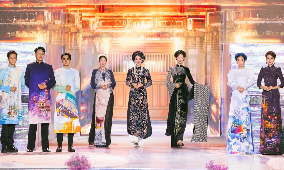 Đạo diễn Hoàng Nhật Nam thay áo mới cho Lễ hội Áo dài TPHCM lần thứ 110: Sân khấu lung linh sắc màu với hàng trăm mẫu thiết kế mới, dàn Hoa - Á hậu Sen Vàng hội tụ