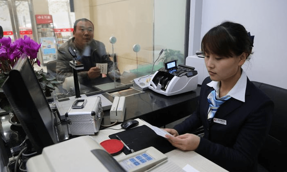 Người phụ nữ đến ngân hàng rút 1,7 tỷ đồng, nhân viên báo cảnh sát điều tra nhưng vị khách khẳng định: “Các anh mới là người bị lừa”