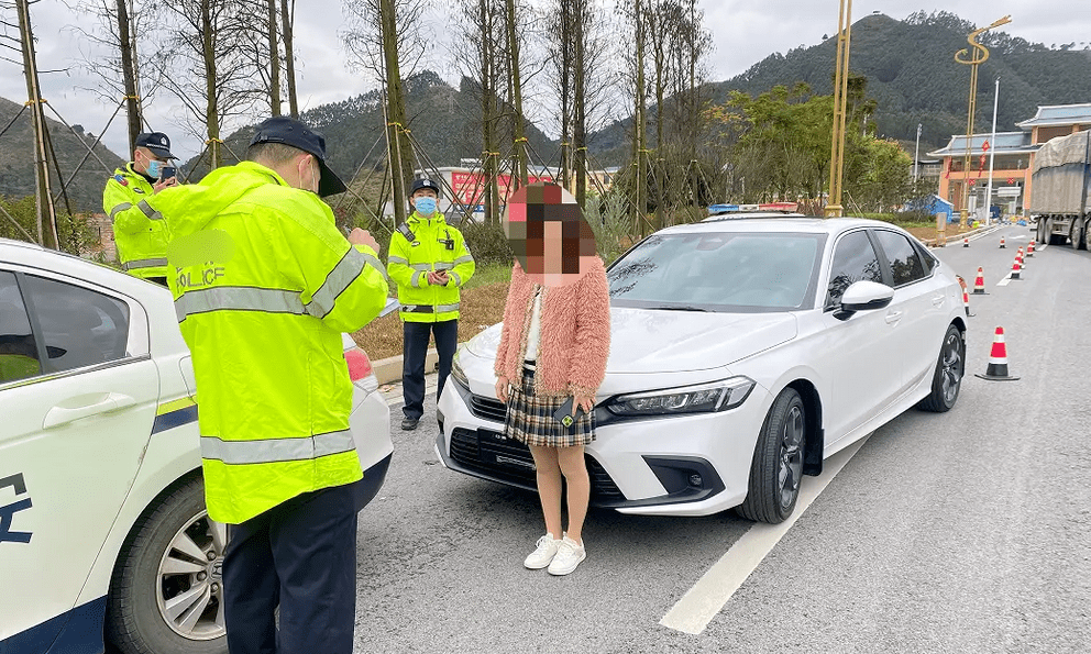 Người phụ nữ chi gần 500 triệu đồng mua xe mới, vừa lái ra đường đã bị chặn lại, CSGT tuyên bố: 