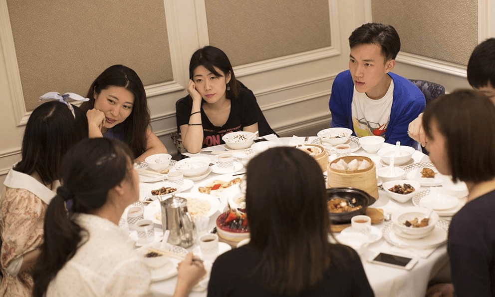 Sau buổi họp lớp ở tuổi U50, tôi không còn ghen tỵ với những người bạn bằng tuổi giàu có: Lý do nằm ở 3 điều khó nói này