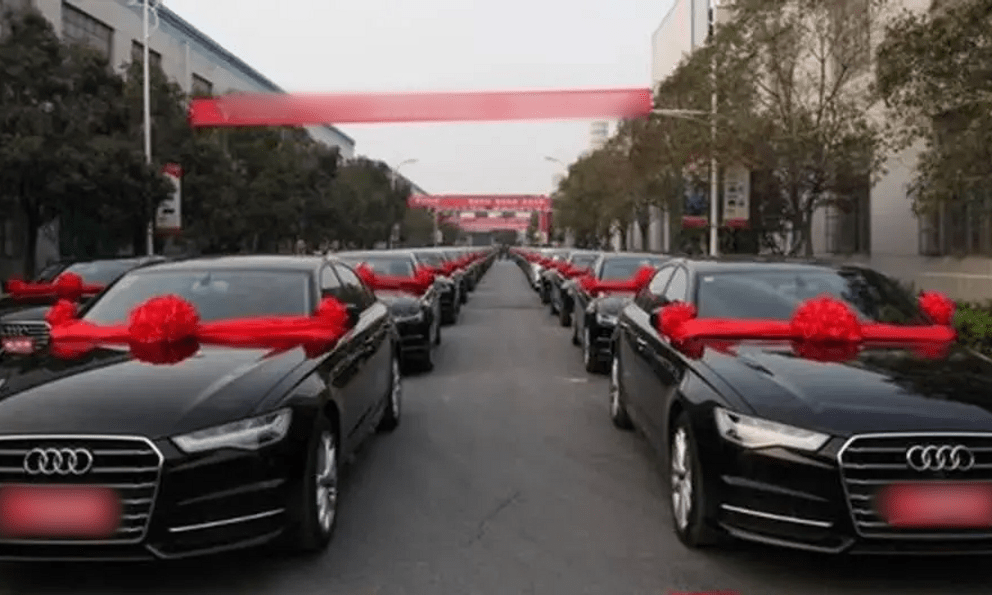 Công ty mua 50 chiếc xe Audi làm phần thưởng cho nhân viên, nhưng tất cả đồng loạt nổi giận sau khi nhận chìa khóa: Ai thích thì đi mà lái!