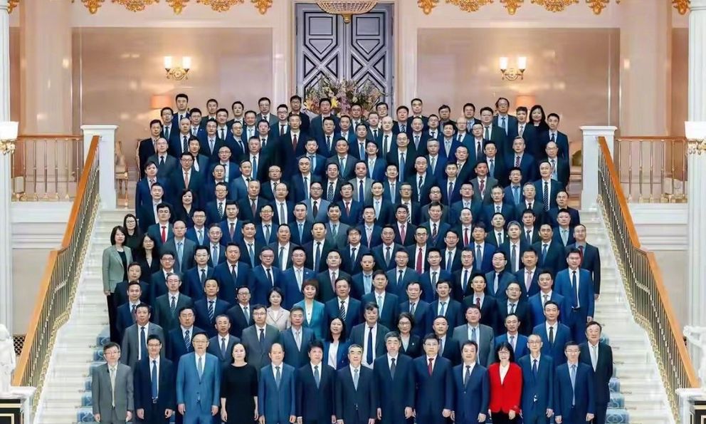 Ảnh tập thể 161 cổ đông của Huawei gây sốt toàn mạng: Đáng chú ý nhất là vị trí đứng đặc biệt của nhà sáng lập, 1 chi tiết nhỏ khiến ai cũng nể