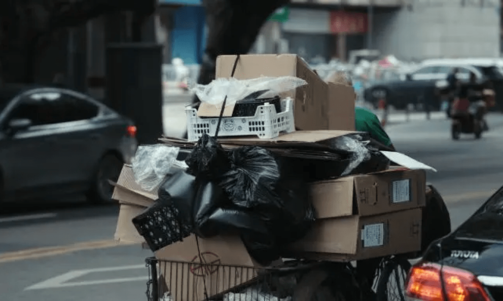 Người đàn ông thu gom phế liệu phát hiện 9 cọc tiền trị giá 285 triệu đồng bên trong chiếc máy tính cũ mua giá 140.000 đồng