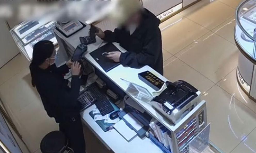 Tịch thu 5 kg vàng của người đàn ông nhiều ngày liên tiếp vào cửa hàng mua không nhìn giá: Phát hiện đường dây tinh vi phía sau