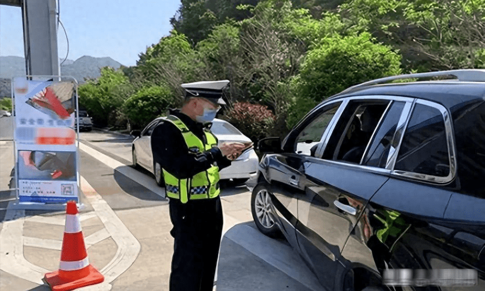 Người đàn ông bỏ hơn 1 tỷ đồng mua ô tô mới, vừa lái ra đường đã bị chặn lại, CSGT tuyên bố: Trừ điểm trên giấy phép lái xe và nộp phạt 