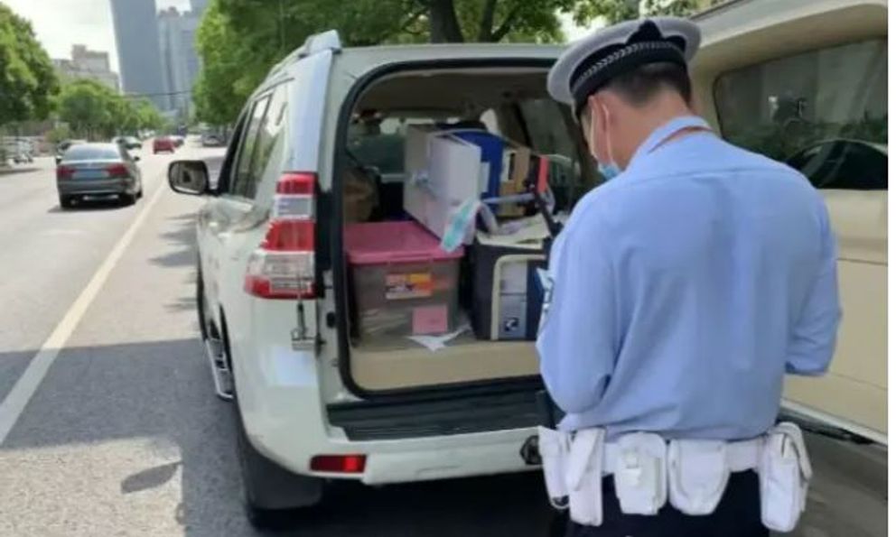 Bị phạt 350k vì để hành lý trên ghế sau ô tô, cảnh sát giao thông chỉ rõ: “Anh tưởng vô hại nhưng đó là một vi phạm rõ ràng