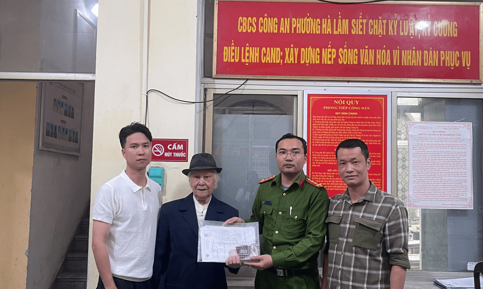 Nhặt được 2 vòng vàng và 25 triệu đồng, Công an Quảng Ninh tìm người đánh rơi trong 1 tiếng, xác nhận chủ tài sản sinh năm 1943