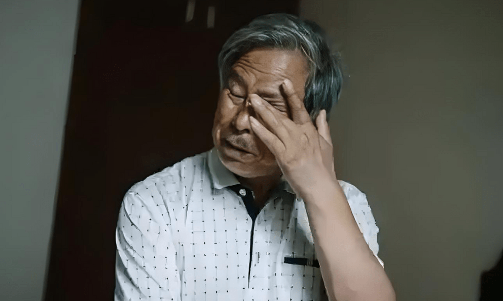 Lương tháng 10 triệu đồng nhưng bỏ 16 tỷ đồng mua 29 hợp đồng bảo hiểm: Bí mật kinh hoàng của người bốc vác lộ ra khiến con gái suy sụp