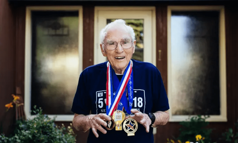 Cụ ông thọ 106 tuổi vẫn yêu đời và đam mê chạy bộ, 3 bí quyết hiếm khi tiết lộ khiến ai nghe xong cũng nể phục 