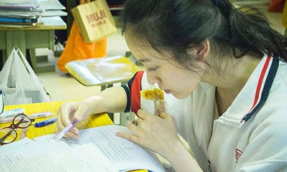 Trung Quốc: Nữ sinh chưa học xong đã có bằng tốt nghiệp đại học, nhìn người cầm bằng mà hốt hoảng: “Không hề xa lạ”, cảnh sát vào cuộc điều tra