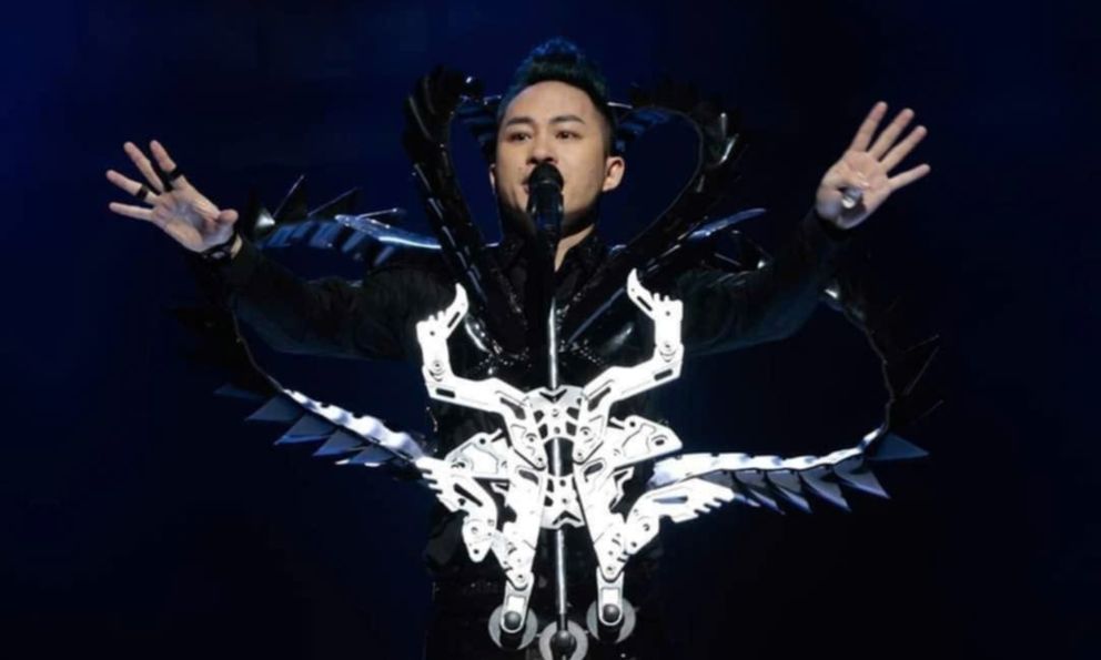 Người đứng sau những chân mic có 1-0-2 của Tùng Dương ở tất cả các liveshow: Mê môn nghệ thuật không dành cho số đông, từng xuất hiện trên tạp chí Origami Anh quốc