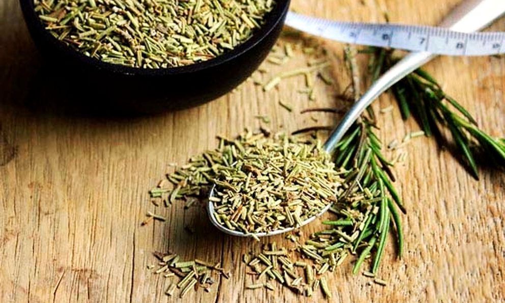 Loại lá phơi khô giúp giảm rụng tóc rõ rệt, kích thích tóc con mọc đầy đầu, còn cực tốt cho đường huyết