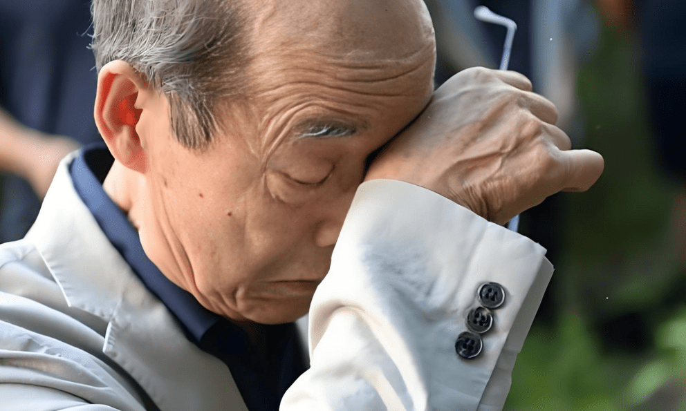 Chi 383 triệu đồng mua bảo hiểm, 9 năm sau cụ ông đến rút cho cháu gái nhập học đại học thì nhận được thông báo: Phải chờ cháu ông đủ 80 tuổi