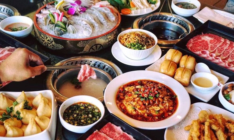 Con dâu dẫn bố mẹ chồng đi ăn “buffet lẩu 35.000 đồng”, ngồi từ trưa đến chiều lại được khen ngợi, nhà hàng còn cảm ơn hết lời