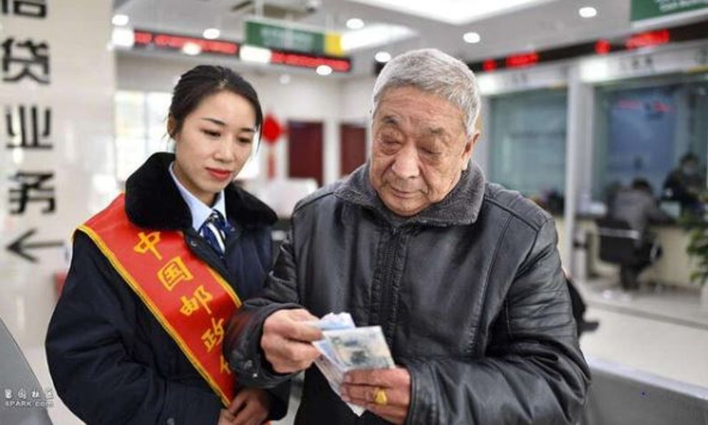 Chi hơn 28 tỷ đồng mua 29 gói bảo hiểm suốt 9 năm, cặp vợ chồng về hưu gánh nợ hơn 13 tỷ đồng, cho biết: 