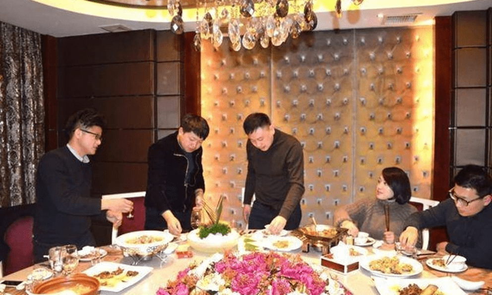 Sếp cũ nghỉ hưu mời mọi người đi ăn nhưng lại về trước, tôi là người thanh toán hoá đơn 35 triệu đồng: Không ngờ 1 tháng sau được thăng chức giám đốc