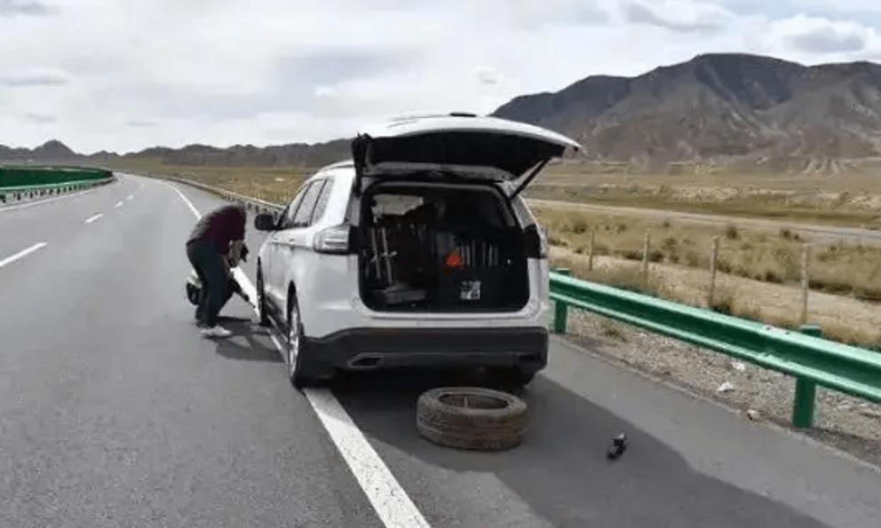 Người đàn ông thay lốp ở làn khẩn cấp, bị trừ 12 điểm và phạt hành chính: Cảnh sát nói 